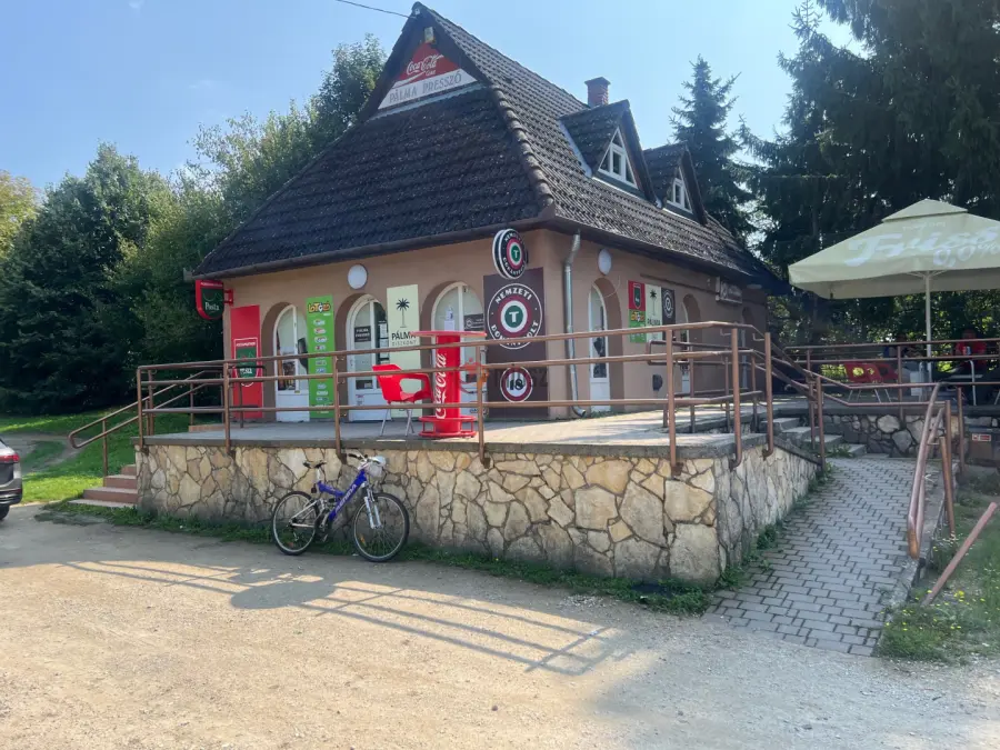 eladó üzlethelyiség utcai bejáratos, Inke